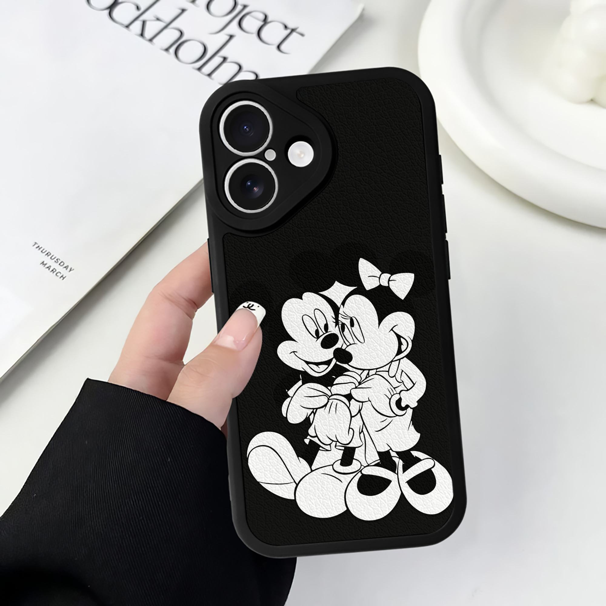 （画像用） ミッキーマウス Mickey Mouse 【iPhone 16シリーズ対応】シリコンスマホケース（レザー調） 材質：シリコン